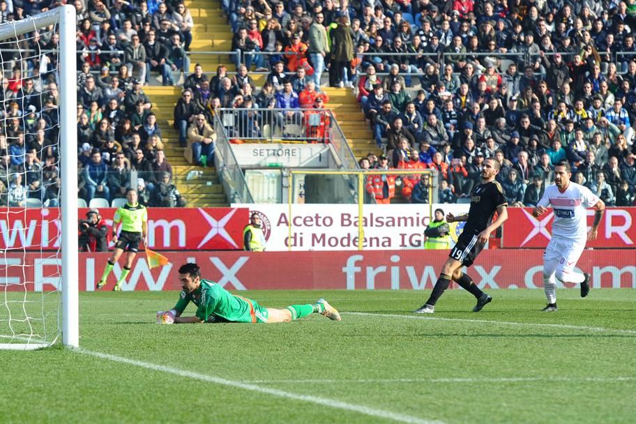 Domenica da 24 gol in A, in attesa di Inter-Lazio: si comincia con l&#39;1-0 di Borriello in Carpi-Juve. LaPresse
